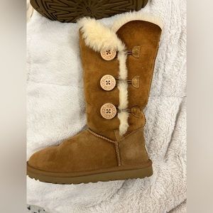 UGG Womens Bailey Button Triplet II Winter Boot Suede Sheep Skin Chestnut Size 7